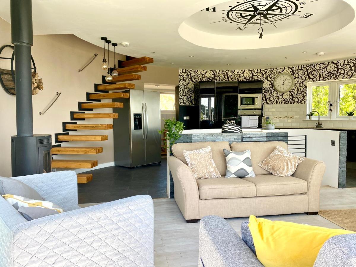 One Of The Best Properties In Lyme! Breathtaking Views Across The Whole Bay. 3 Stories With 2 Tier Veranda Around The Property. Sleeps 6 Lyme Regis Exteriör bild